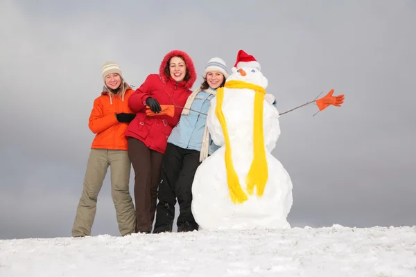 Tre giovani donne e pupazzo di neve 3 — Foto Stock