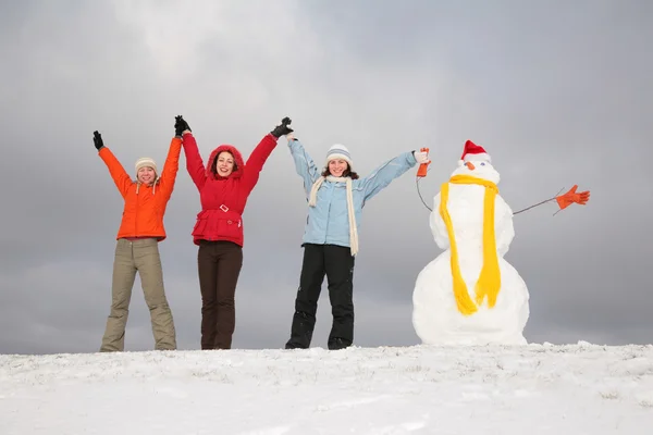 Τρία κορίτσια με χιονάνθρωπος — Φωτογραφία Αρχείου