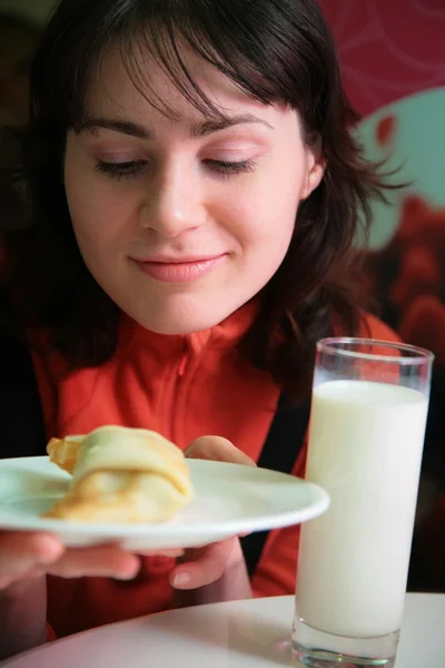 Mooie vrouw met taart op plaat en glas melk — Stockfoto