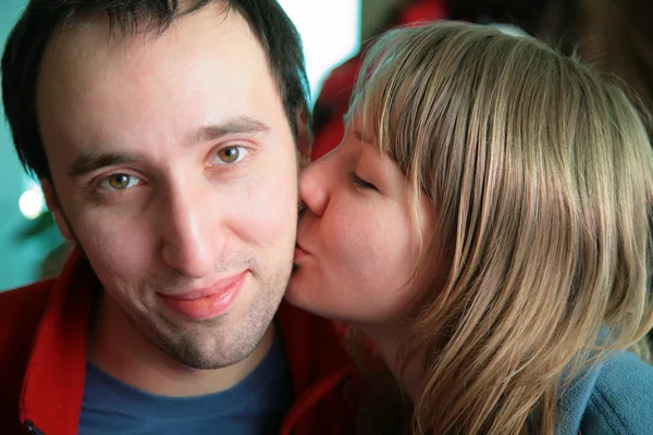 Jovem mulher beijos homem — Fotografia de Stock
