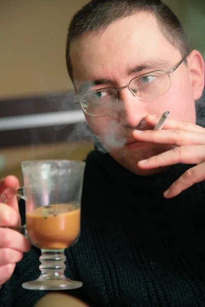 Homme avec verre de boisson et cigarette — Photo