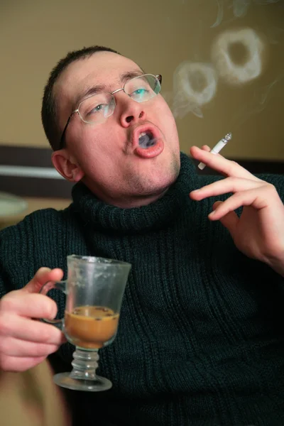 Kouření člověka uvolní kroužky dýmu — Stock fotografie