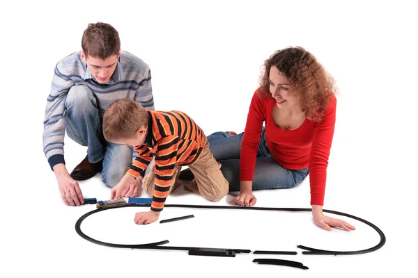 I genitori giocano con il figlio nella ferrovia giocattolo — Foto Stock