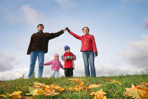 Děti v rodinném domě. podzim. — Stock fotografie