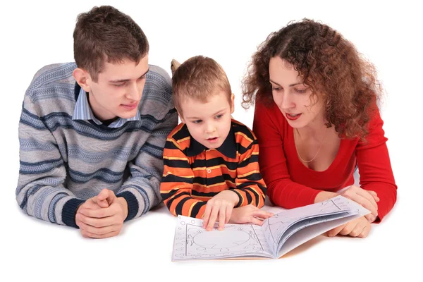 両親は息子と一緒に本を見る — ストック写真