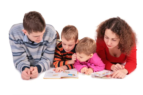 Genitori con figlio e figlia guarda libri — Foto Stock