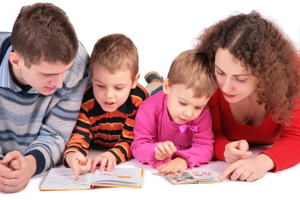 Pais com filho e filha olhar livros 2 — Fotografia de Stock