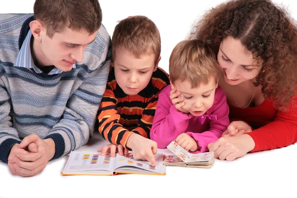 Родители с детьми читают книги — стоковое фото