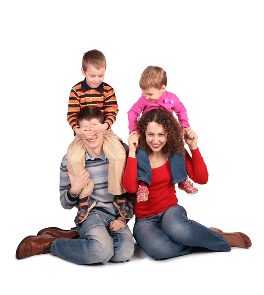 Eltern sitzen mit Kindern auf Schultern — Stockfoto