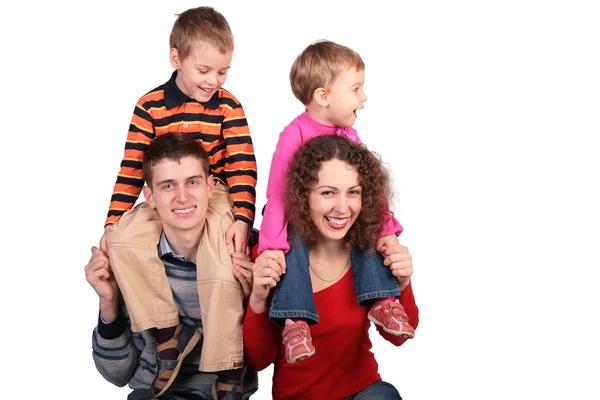 Genitori con bambini sulle spalle — Foto Stock