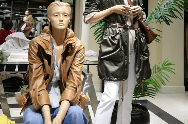 Mannequins in store — Stock Photo, Image