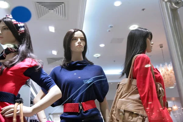 Three mannequins in store — Stock Photo, Image