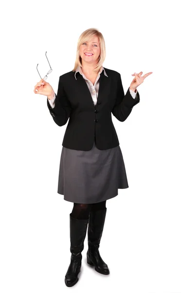 Mulher de negócios de meia idade posando com óculos na mão — Fotografia de Stock