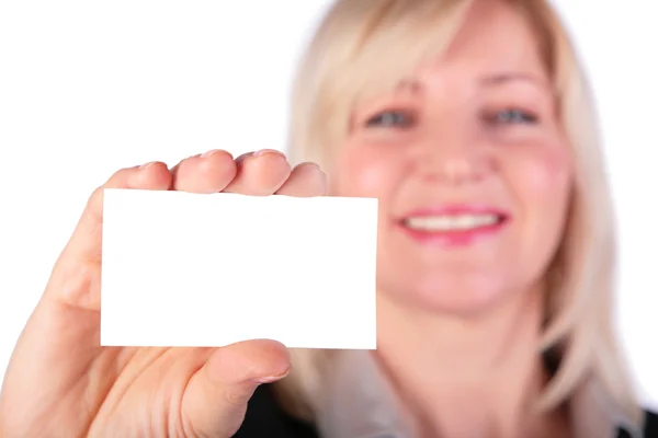 Женщина показывает белую карточку — стоковое фото