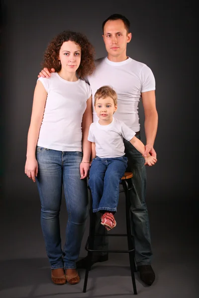 Porträtt av familj i studio mot mörk bakgrund — Stockfoto
