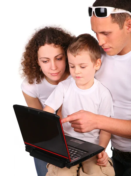 Genitori con figlio guardare su notebook — Foto Stock