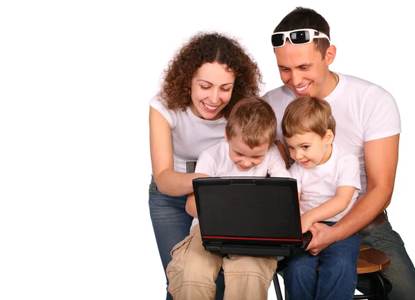 Семья из четырех человек с ноутбуком — стоковое фото