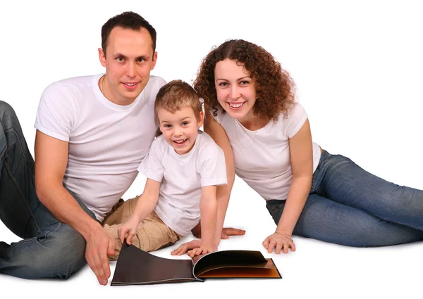 Famiglia siede e legge rivista — Foto Stock