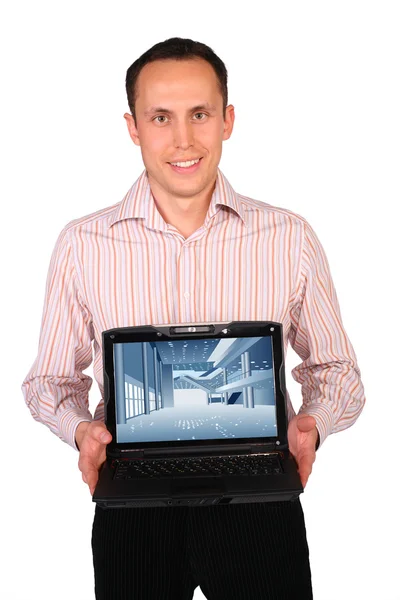 Jonge man toont laptop — Stockfoto