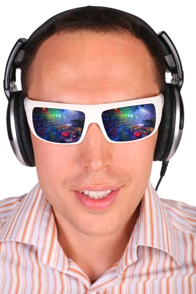 Молодой человек в солнечных очках и наушниках — стоковое фото