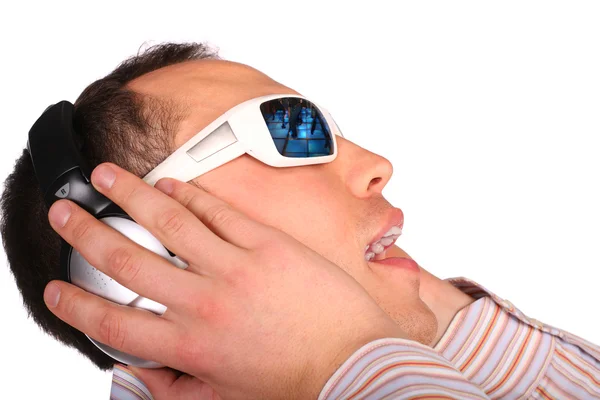 Ung man med solglasögon och hörlurar sideview — Stockfoto