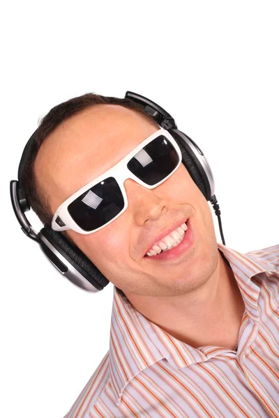 Музыкальный человек в солнечных очках — стоковое фото