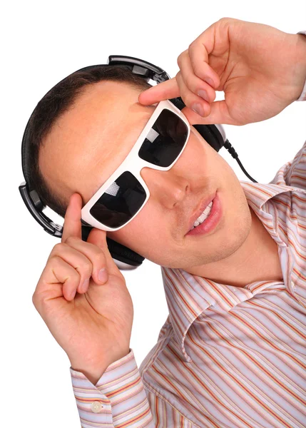年轻男子戴着太阳镜和耳机触摸眼镜 — 图库照片