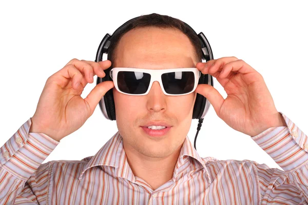 Ung man med solglasögon och hörlurar touch glasögon — Stockfoto