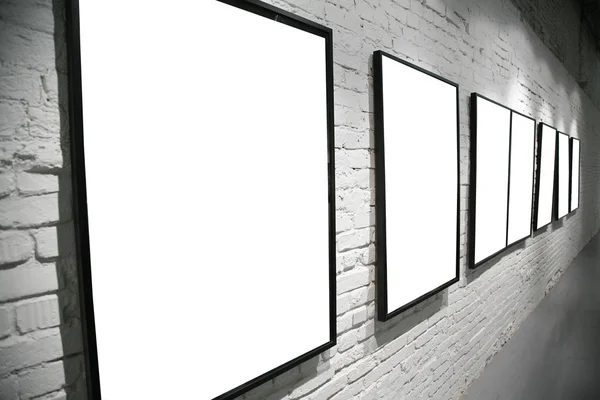 Cornici su muro di mattoni bianchi — Foto Stock