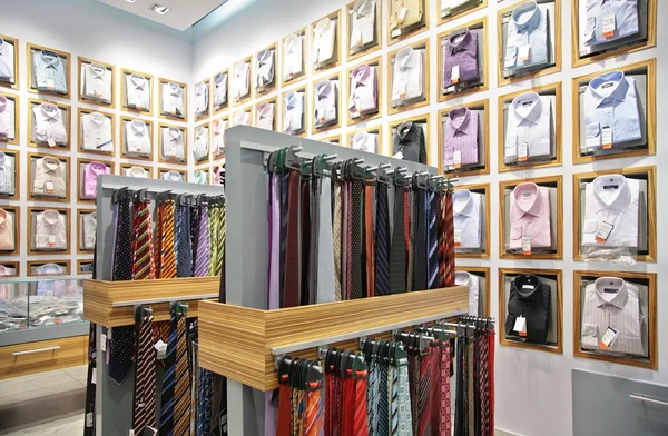 Πουκάμισα και γραβάτες στο κατάστημα — Φωτογραφία Αρχείου