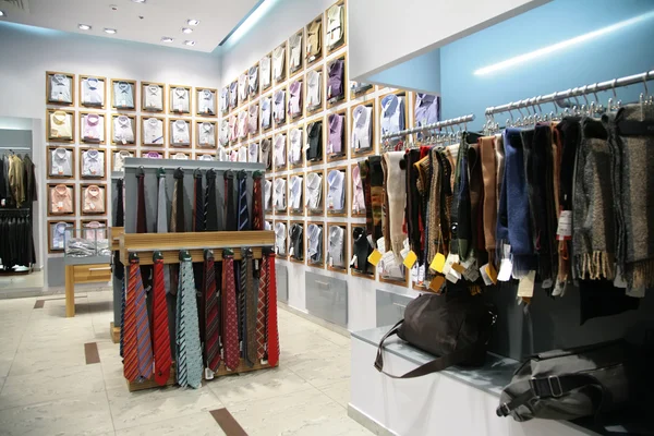 Шарфы, рубашки и галстуки в магазине — стоковое фото
