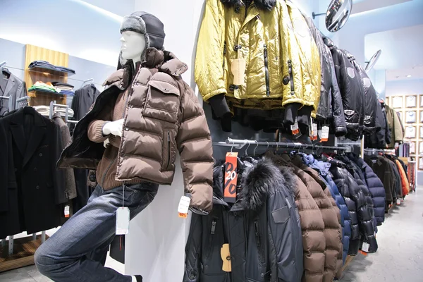 Чоловічі куртки в магазині — стокове фото