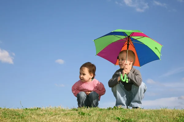 Children on meadow with umbrella — Stock Photo, Image