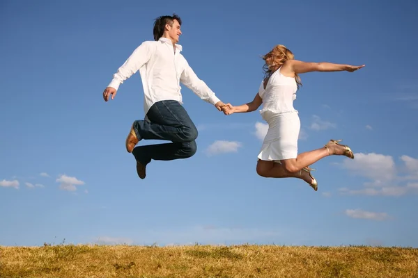 Couple jump on meadow — Stock Photo, Image