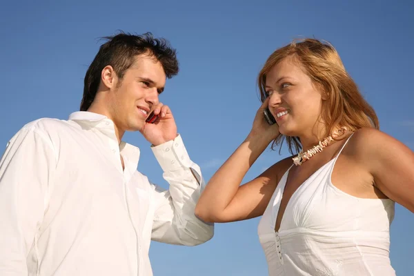 Couple talk on cell phones — Stock Photo, Image