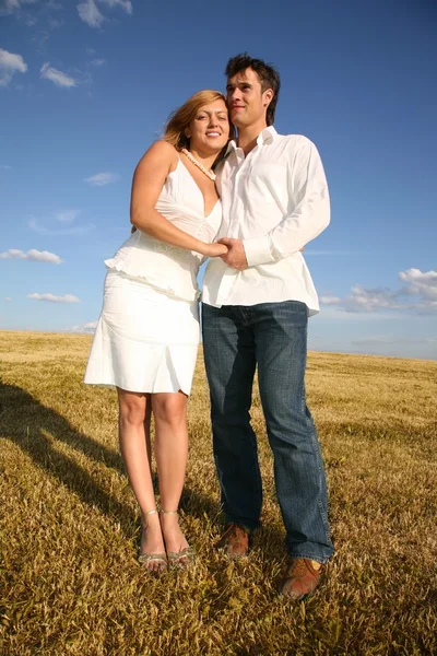 Couple stand on meadow — Stock Photo, Image