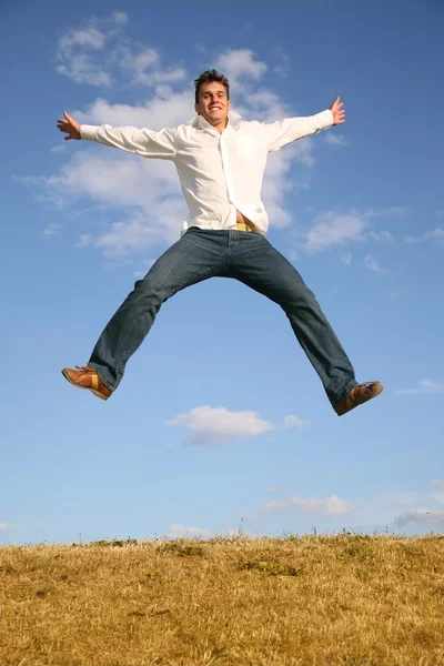 Mężczyzna skacze na łące — Zdjęcie stockowe