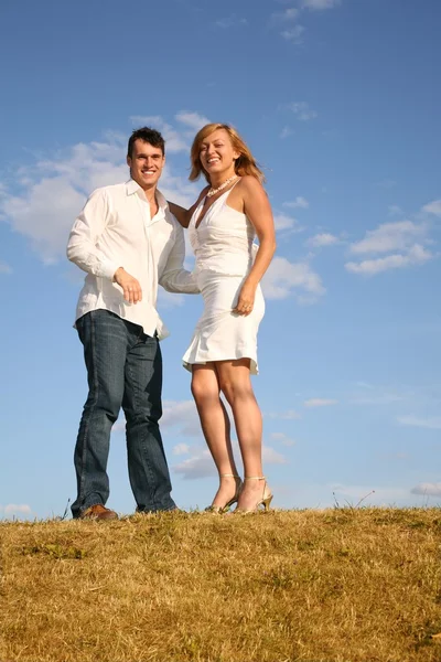 Couple stand on meadow — Stock Photo, Image