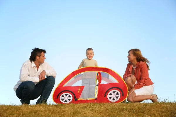 Famille et la tente jouet sur prairie — Photo