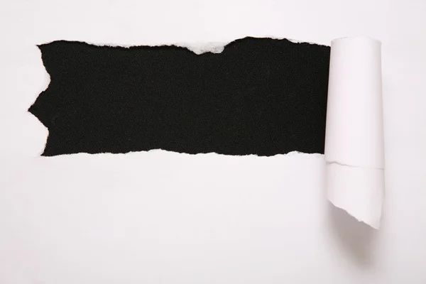 Das Blatt zerrissenes Papier vor schwarzem Hintergrund 2 — Stockfoto