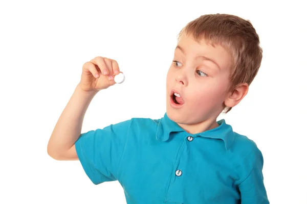 Мальчик держит таблетку в руке — стоковое фото