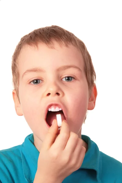 Chłopiec połyka tabletki — Zdjęcie stockowe