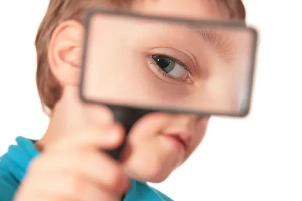 Bambino guarda attraverso lente di ingrandimento — Foto Stock