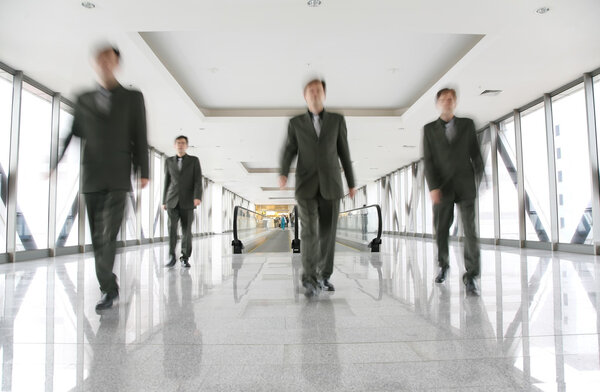 Те же самые люди на подножках
