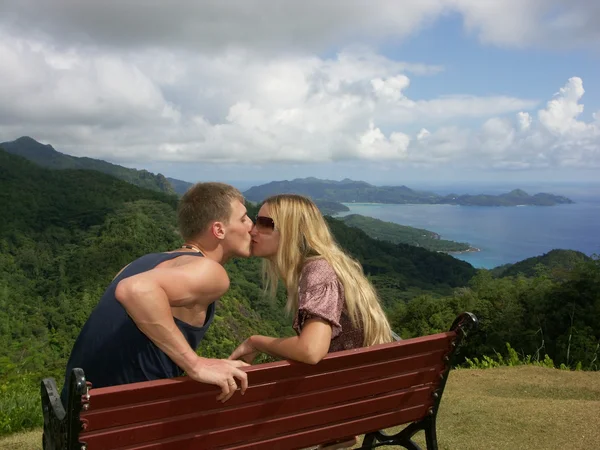 Kissing couple on bench — Stock Photo, Image