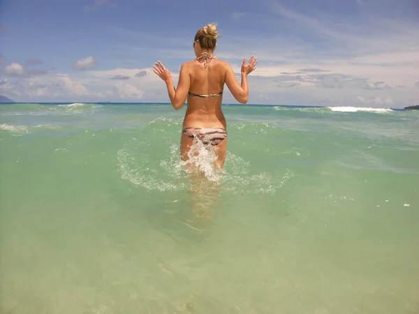 Mädchen. Strand der Seychellen — Stockfoto