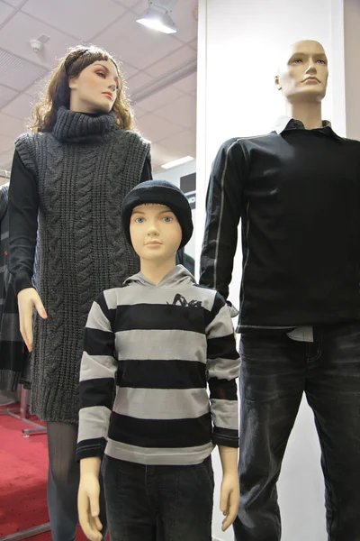 Mannequin family in shop — Stock Photo, Image