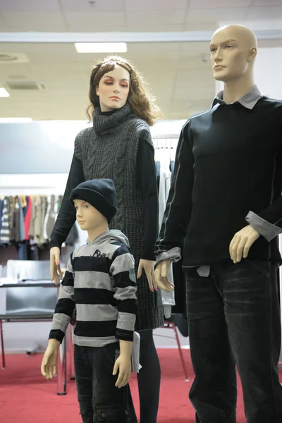 Etalagepop familie in winkel — Stockfoto