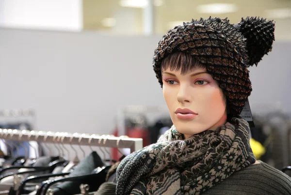 Maniquí de mujer en sombrero de moda — Foto de Stock