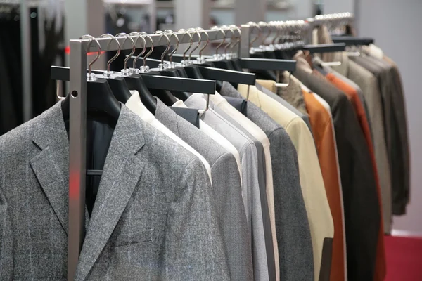Kläder på ställningar i butik — Stockfoto